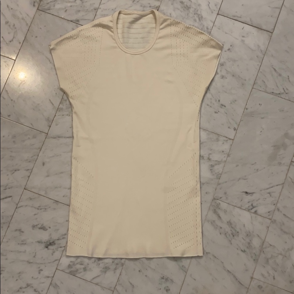 •LULULEMON TOP•